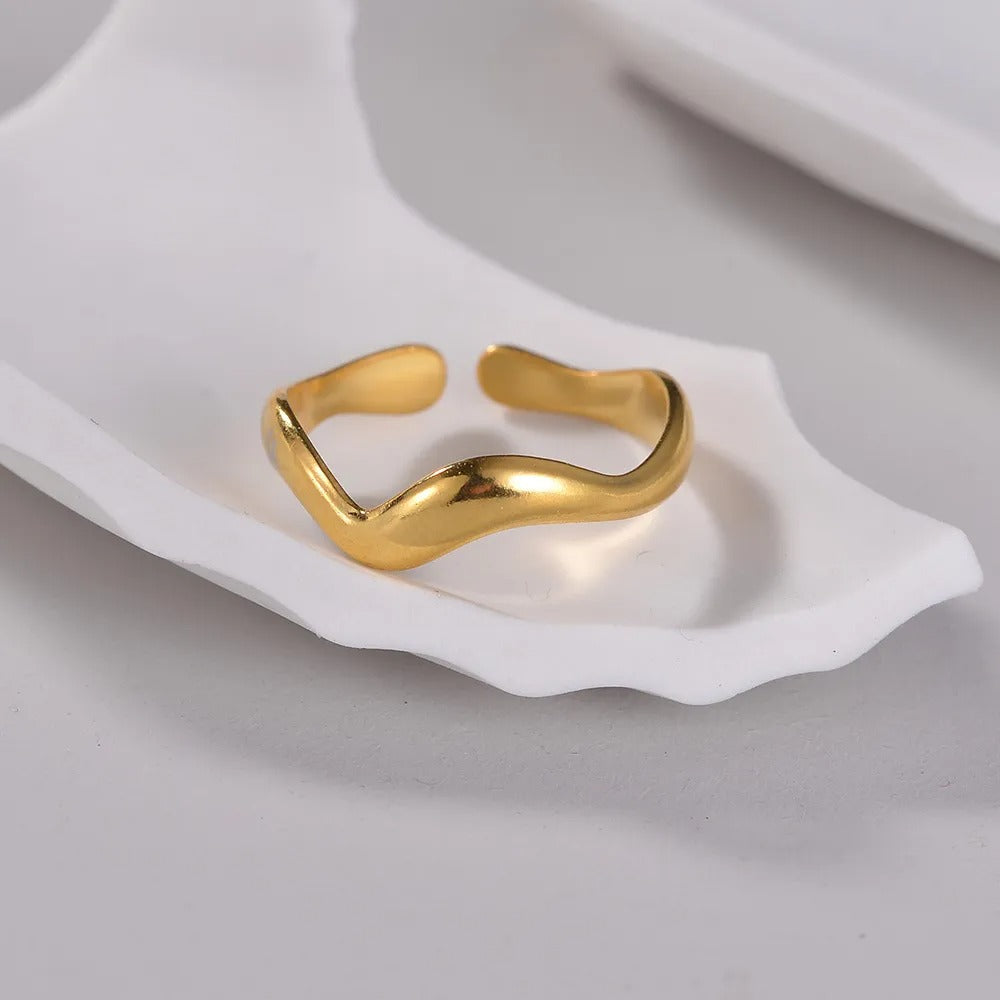 Naira – Ring Skulpturale Wasserwelle