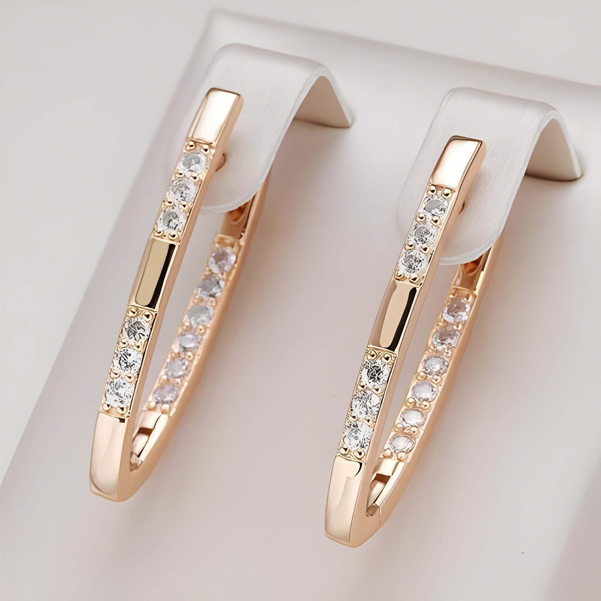 Lyssia – Elegante Goldene Ohrringe mit Zirkon