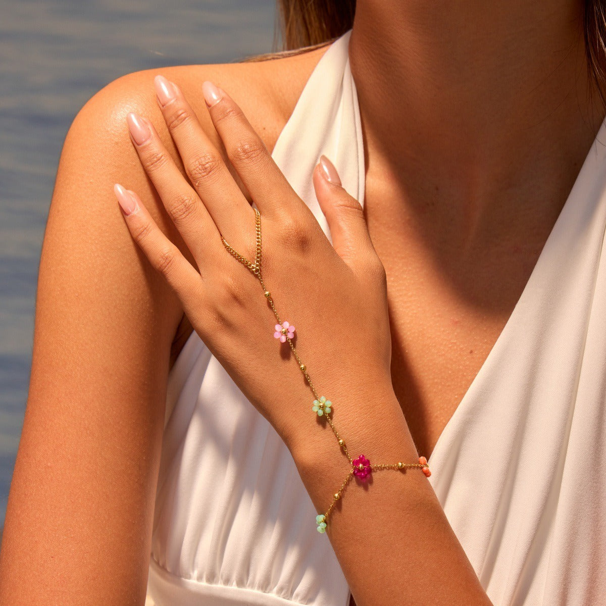 Rosalie – Goldenes Armband mit Perlenblume