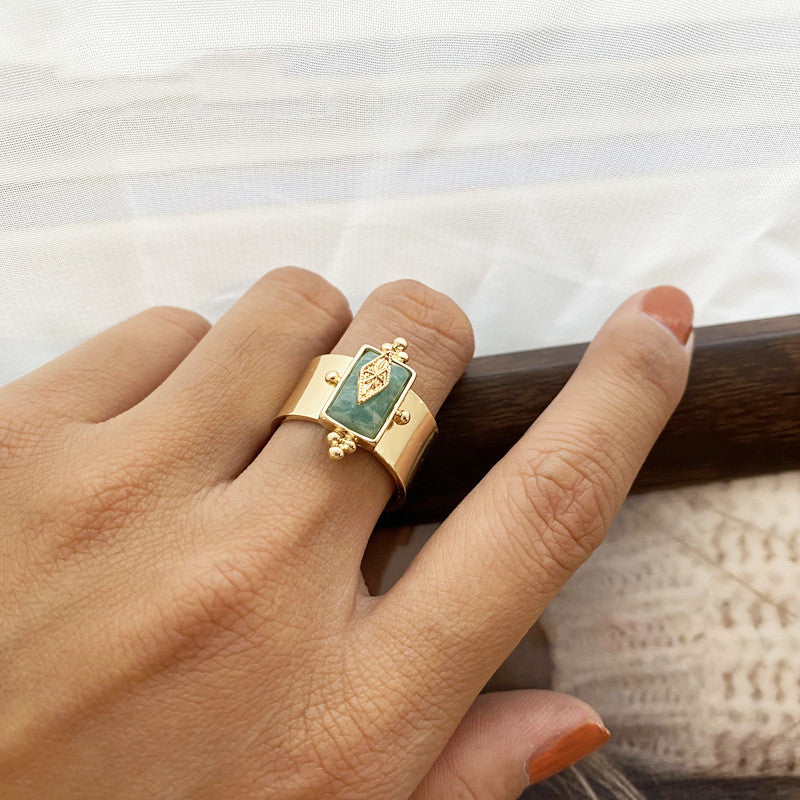 Danni – Schicker Ring aus vergoldetem Gold mit einzigartigem Kristall