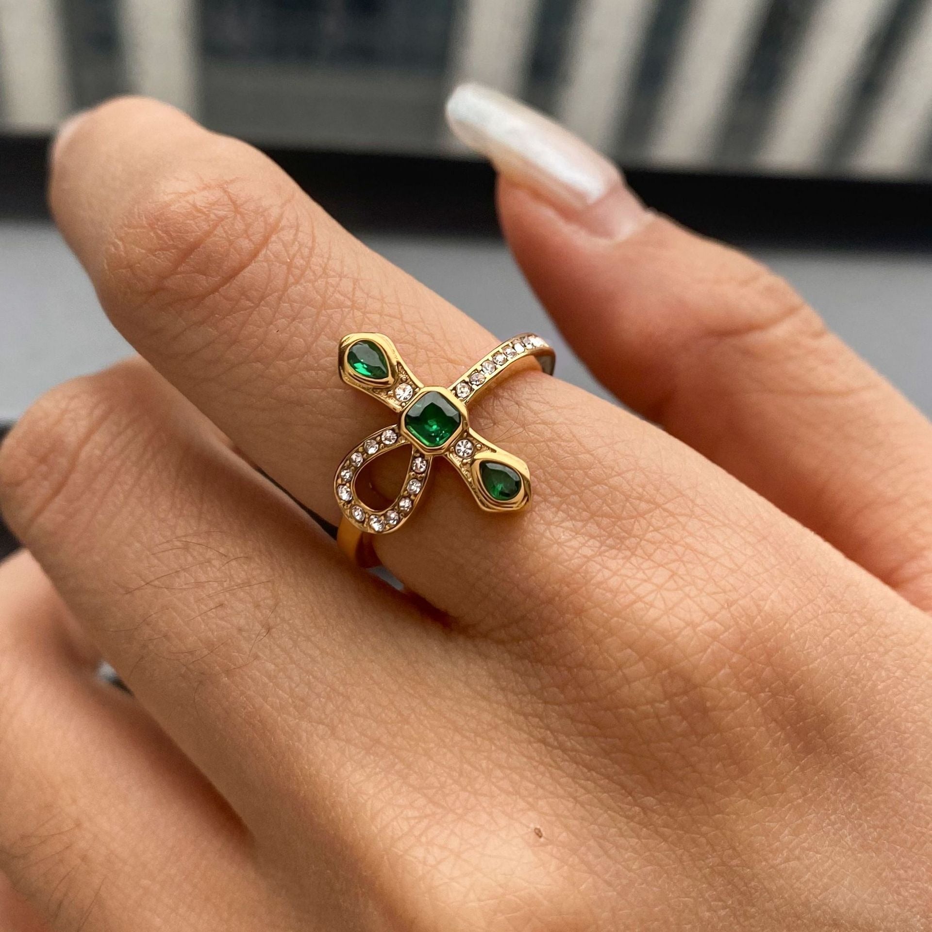 Nessa – Eleganter Goldener Kreuzring