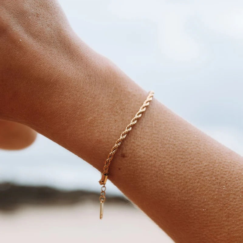 Naia – Twist-Armband aus Titanstahl