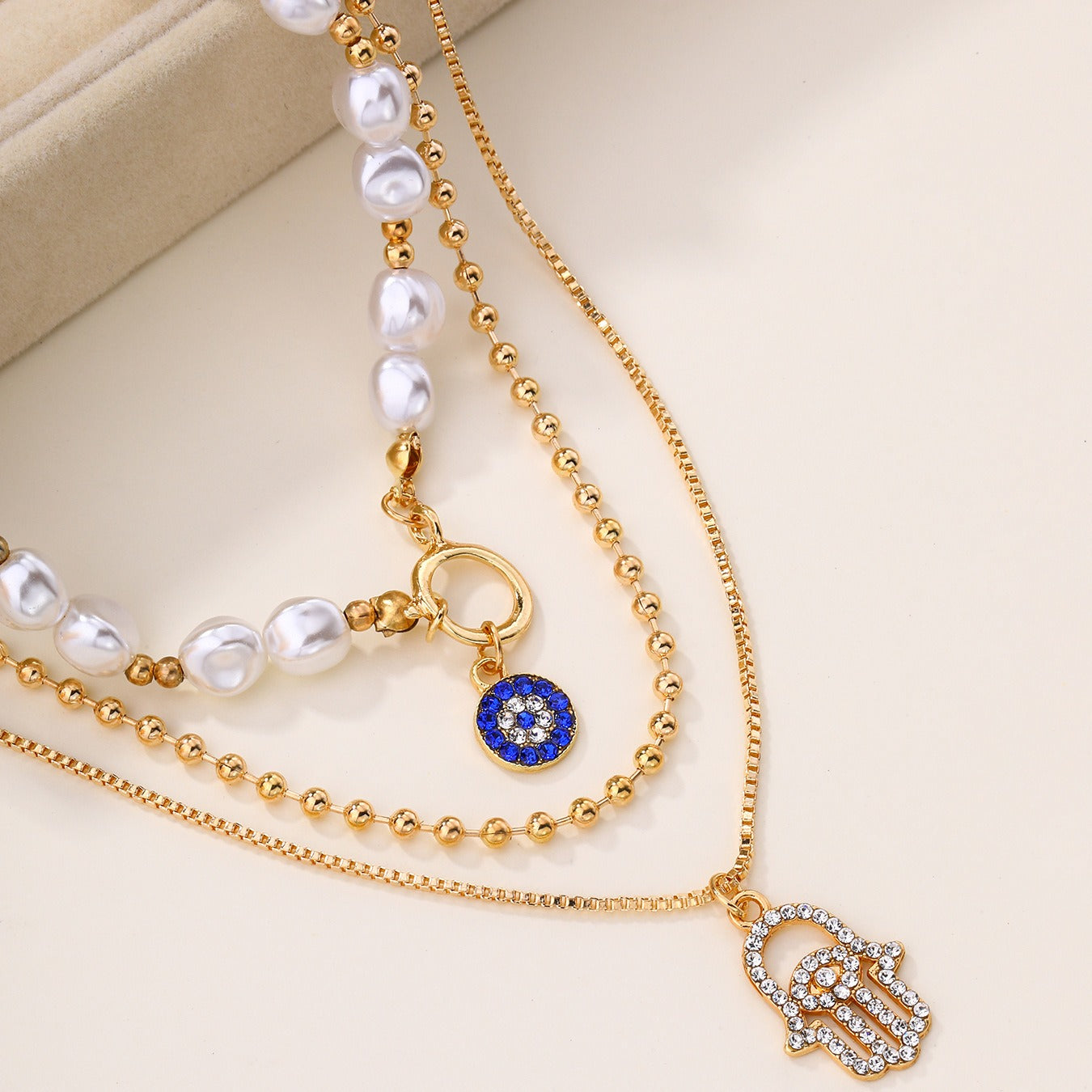 Jade – Collier Multi-niveaux Perle & Hamsa