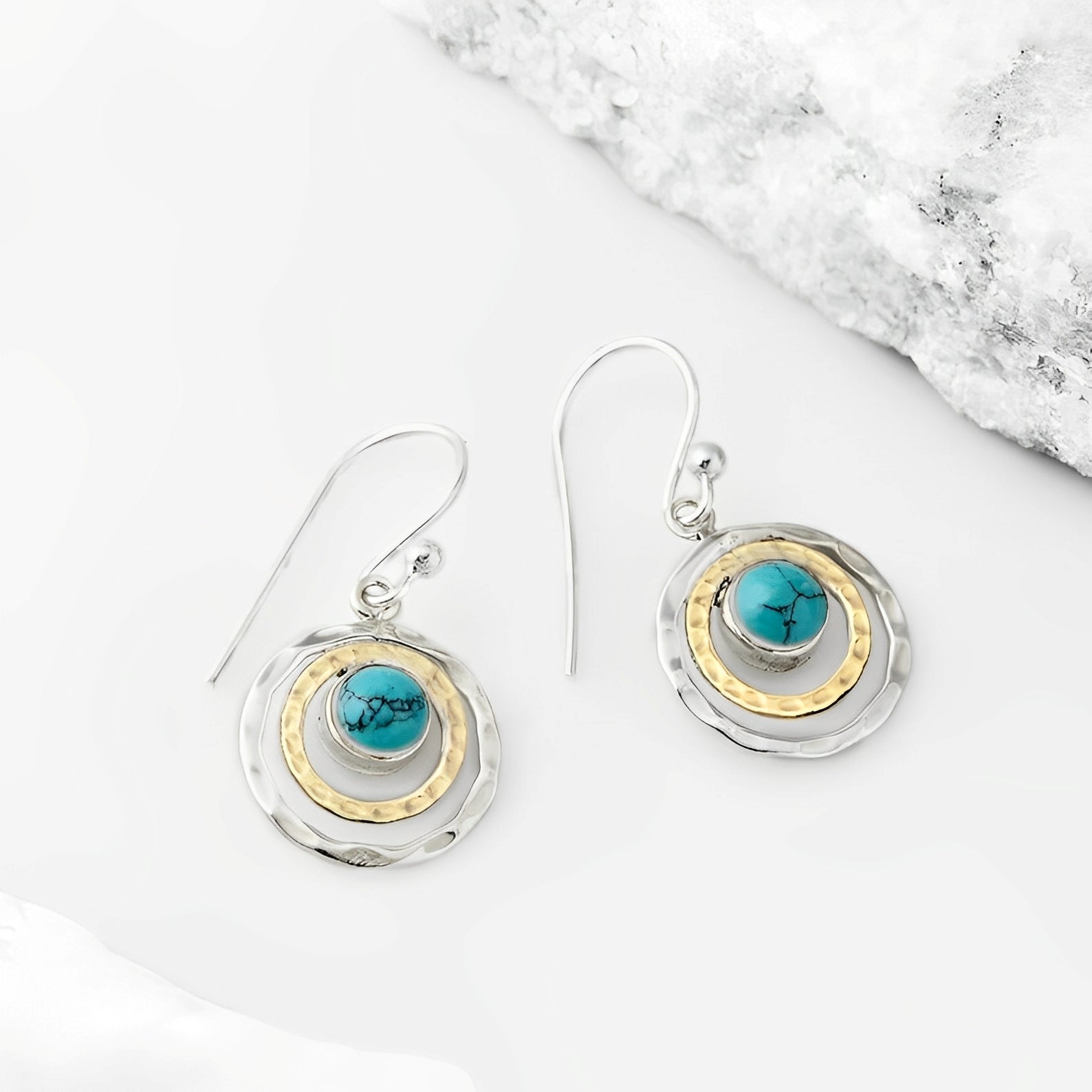 Nayah – Boho-Ohrringe Saturn mit Türkis-Stein, Silber- und Gold-Finish