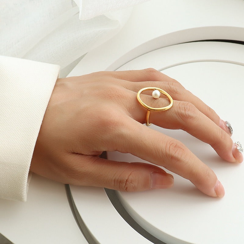 Rana – Ring aus Gold mit ovaler Süßwasserperle