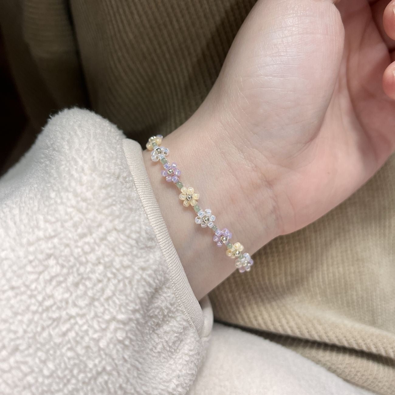 Lila – Perlenarmband mit Frühlingsblumen