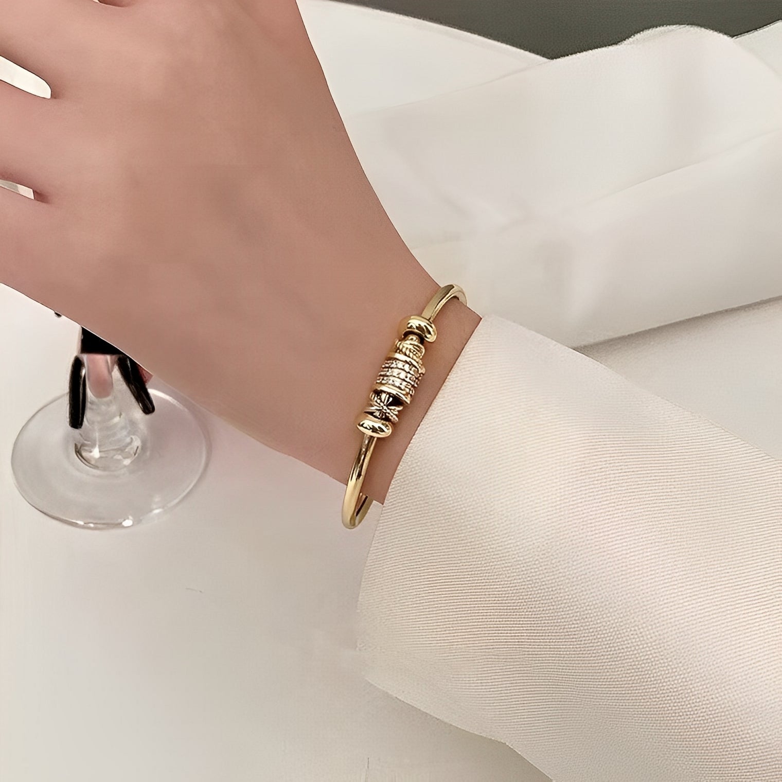 Ella – Verstellbares Armband mit Goldenen Anhängern