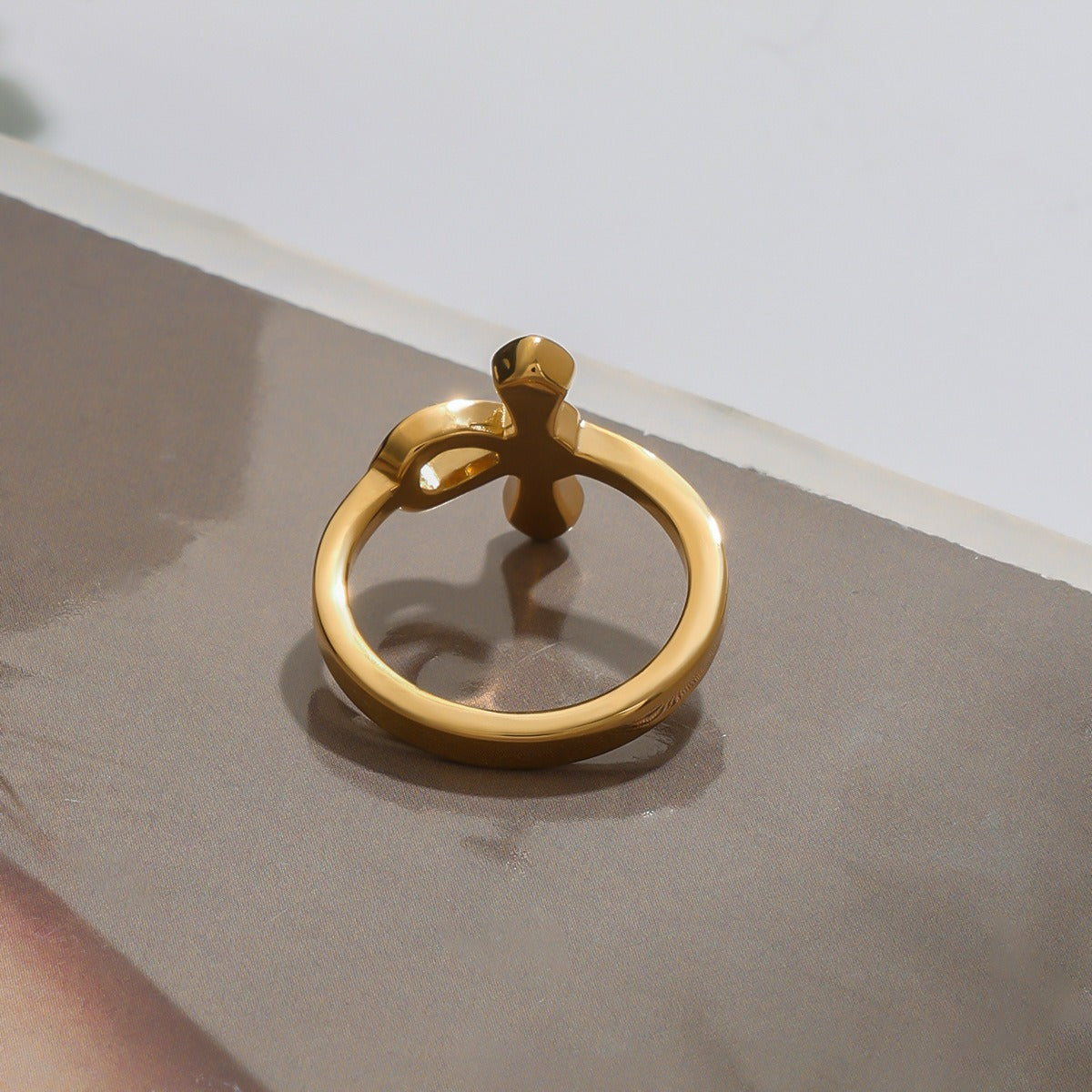 Nessa – Eleganter Goldener Kreuzring