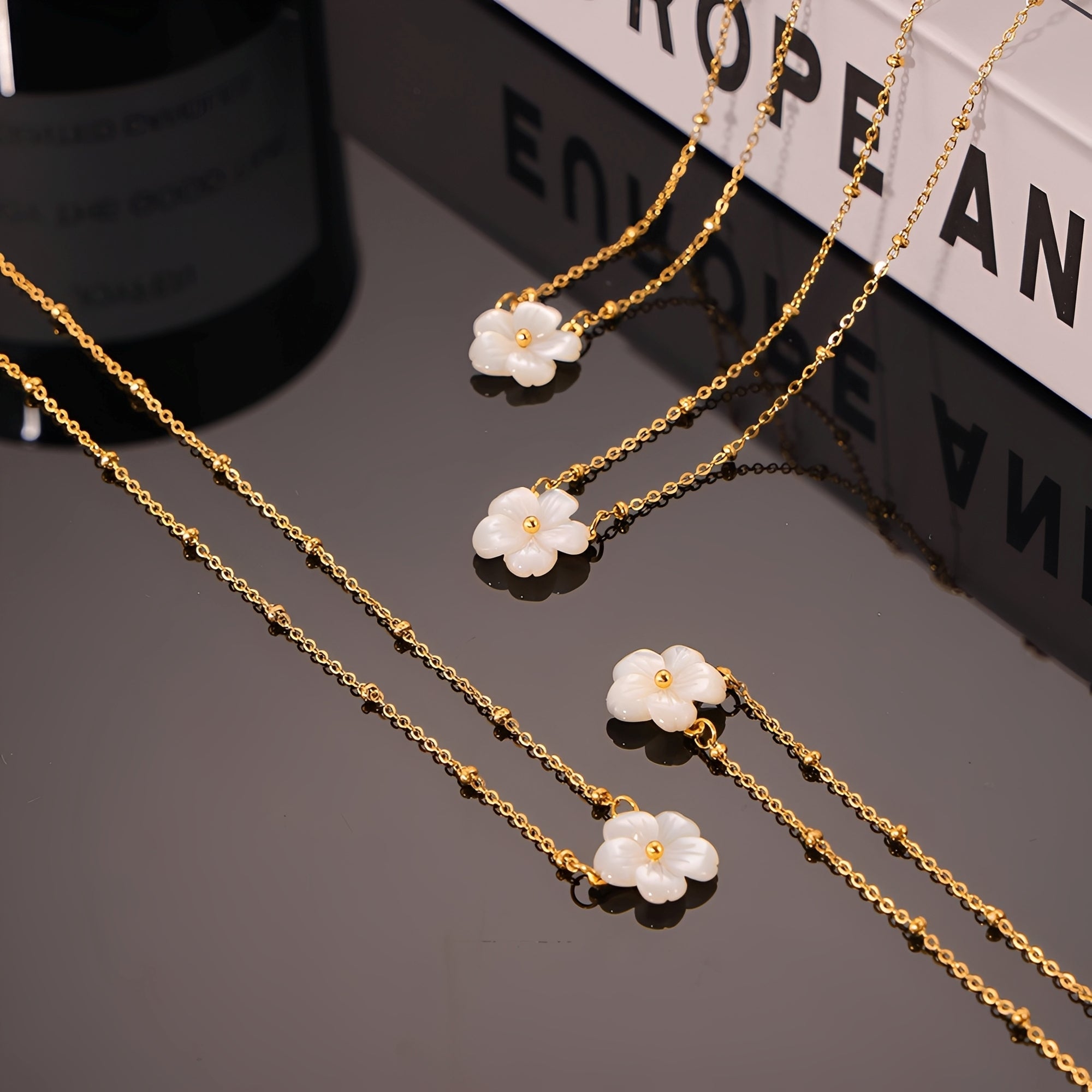 Nicole – Halskette weiße Muschelblumen und kalter Stil