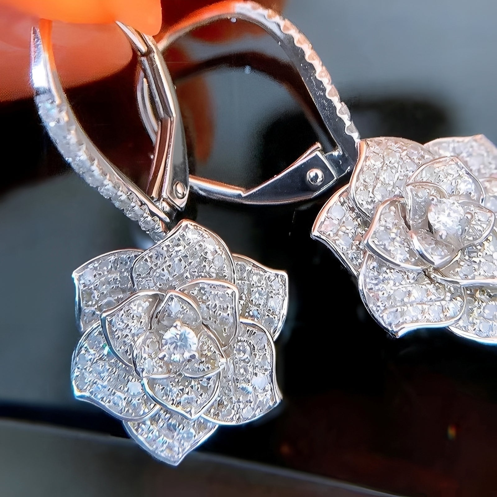 Camille – Ohrringe Kamelie mit Brillanten besetzt