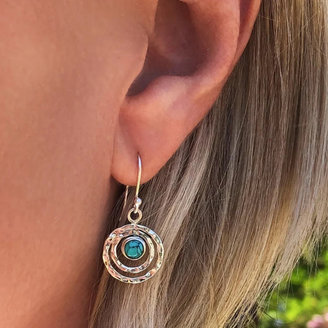 Nayah – Boho-Ohrringe Saturn mit Türkis-Stein, Silber- und Gold-Finish