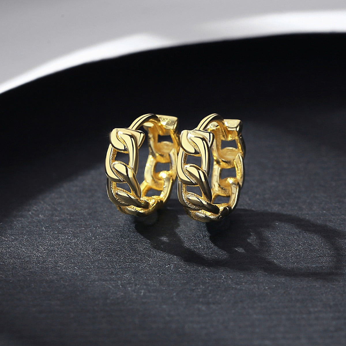 Lynae – Huggie Creolen Kette aus Gold