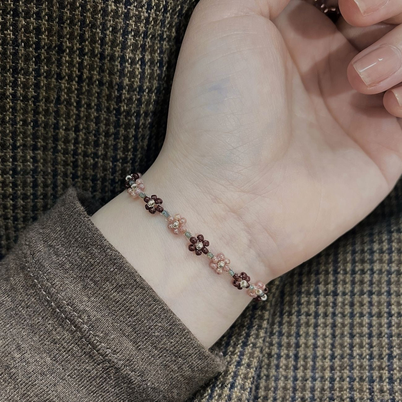 Lila – Perlenarmband mit Frühlingsblumen