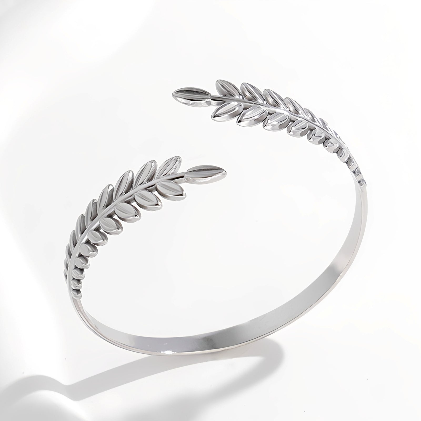 Selena – Elegantes offenes Armband mit Blättern