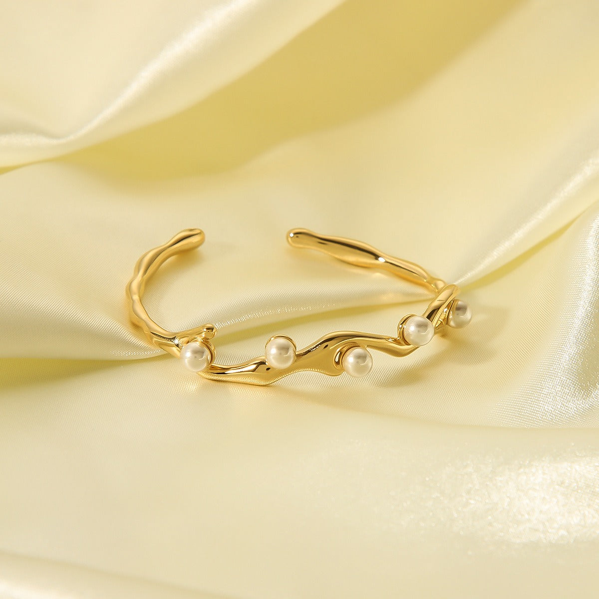 Yeri – Elegantes offenes Armband mit Vintage-Perle