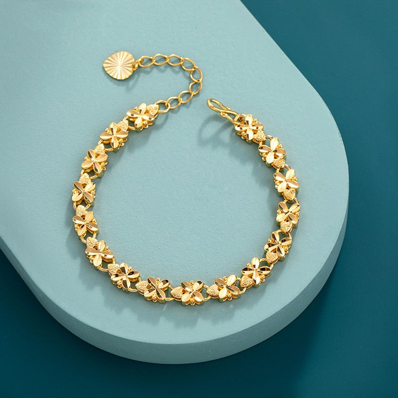Edith – Goldenes Armband mit Gänseblümchen-Motiv