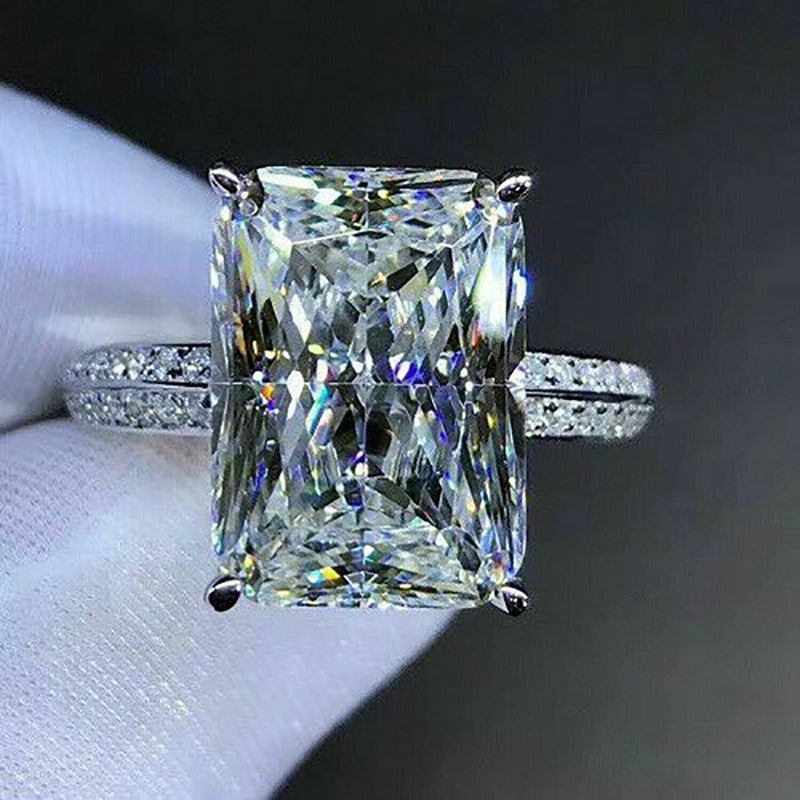 Jade – Ring mit Oversized Zirkon