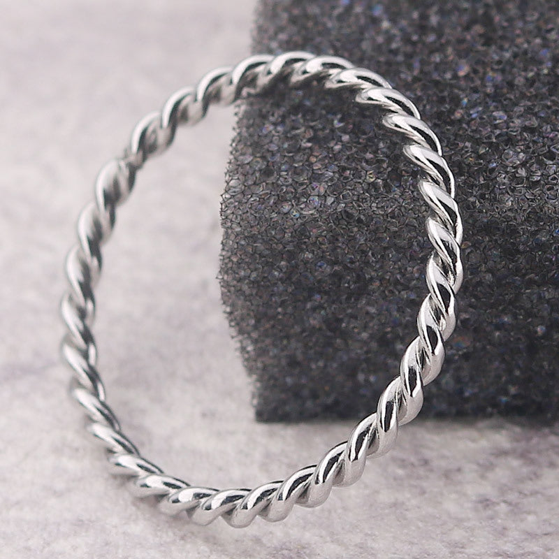 Rina – Gedrehter Ring aus Titanstahl
