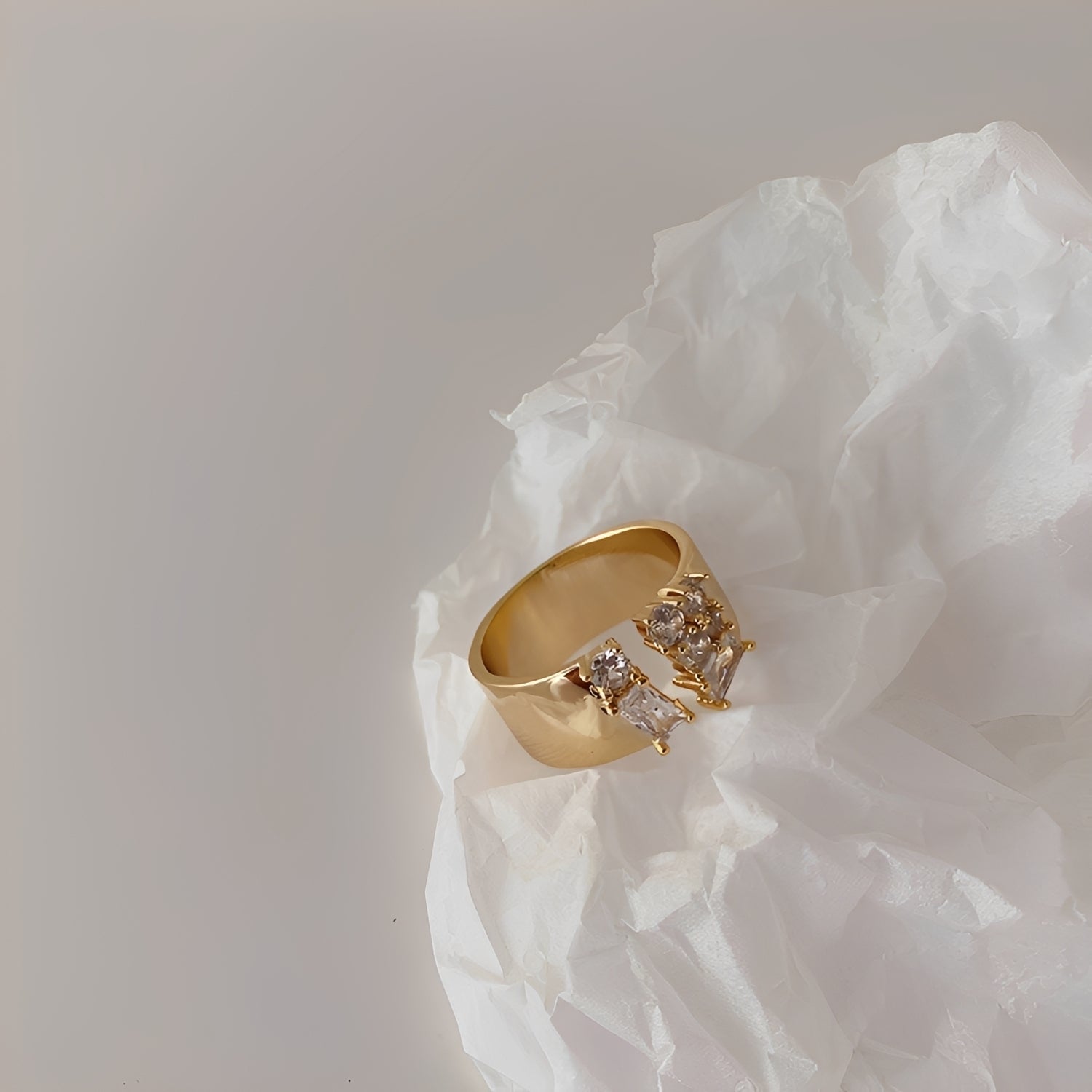 Alora – Minimalistischer unregelmäßiger Zirkonia-Ring