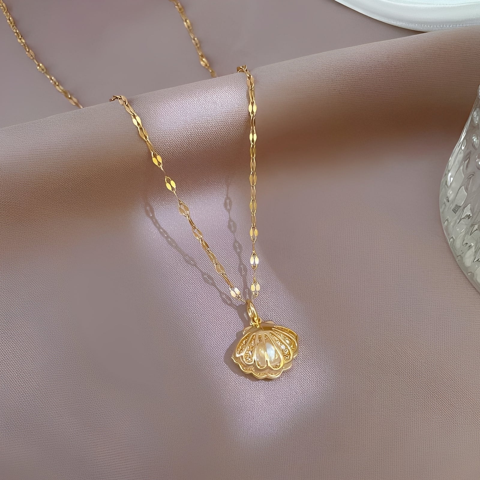Celestine – Kette Mikro-Gefasst mit Zirkonen und Muschelperlen
