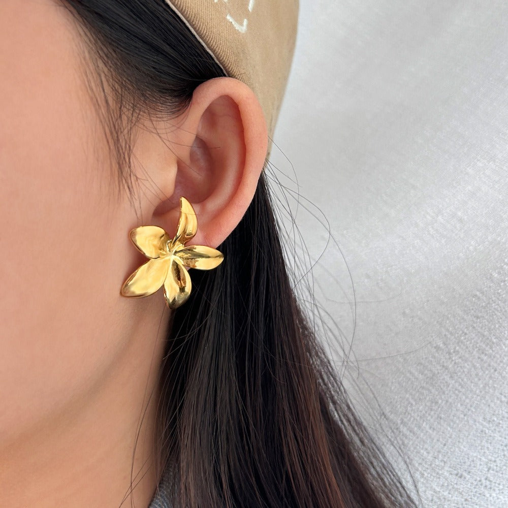 Flora – Elegante goldene Blumenohrringe