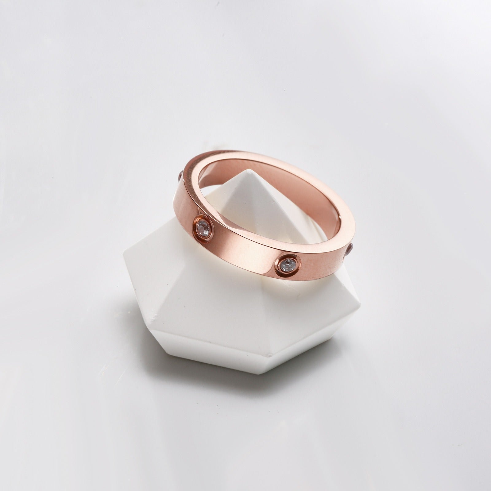 Livia – Titanring mit glitzernden Details