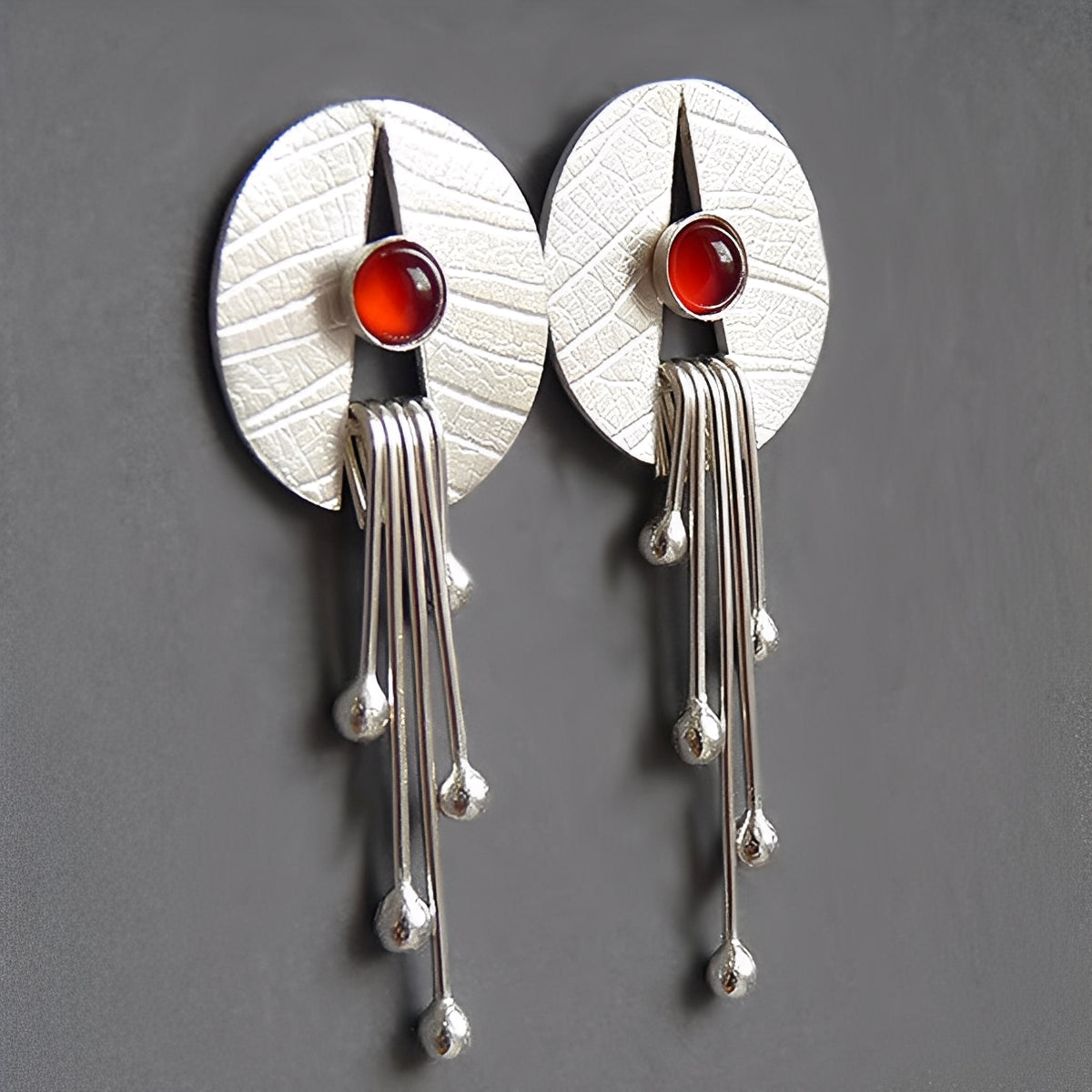 Carmine – Ohrringe mit rotem Stein und durchbrochenem Design
