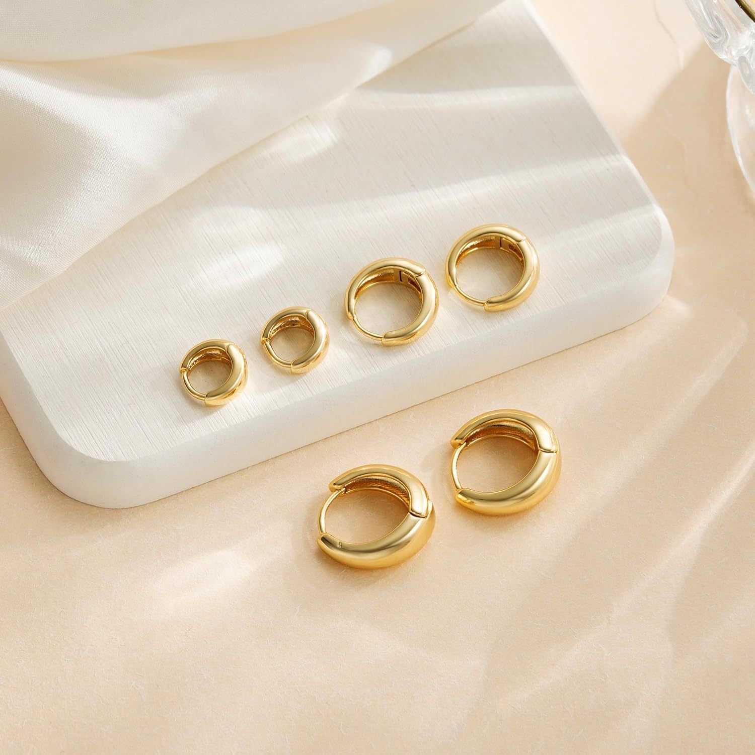 Aurya – Einfache und Glänzende Ohrringe aus Gold