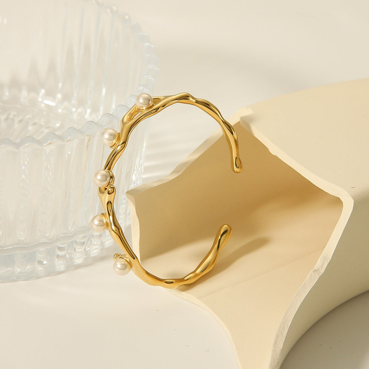 Yeri – Elegantes offenes Armband mit Vintage-Perle