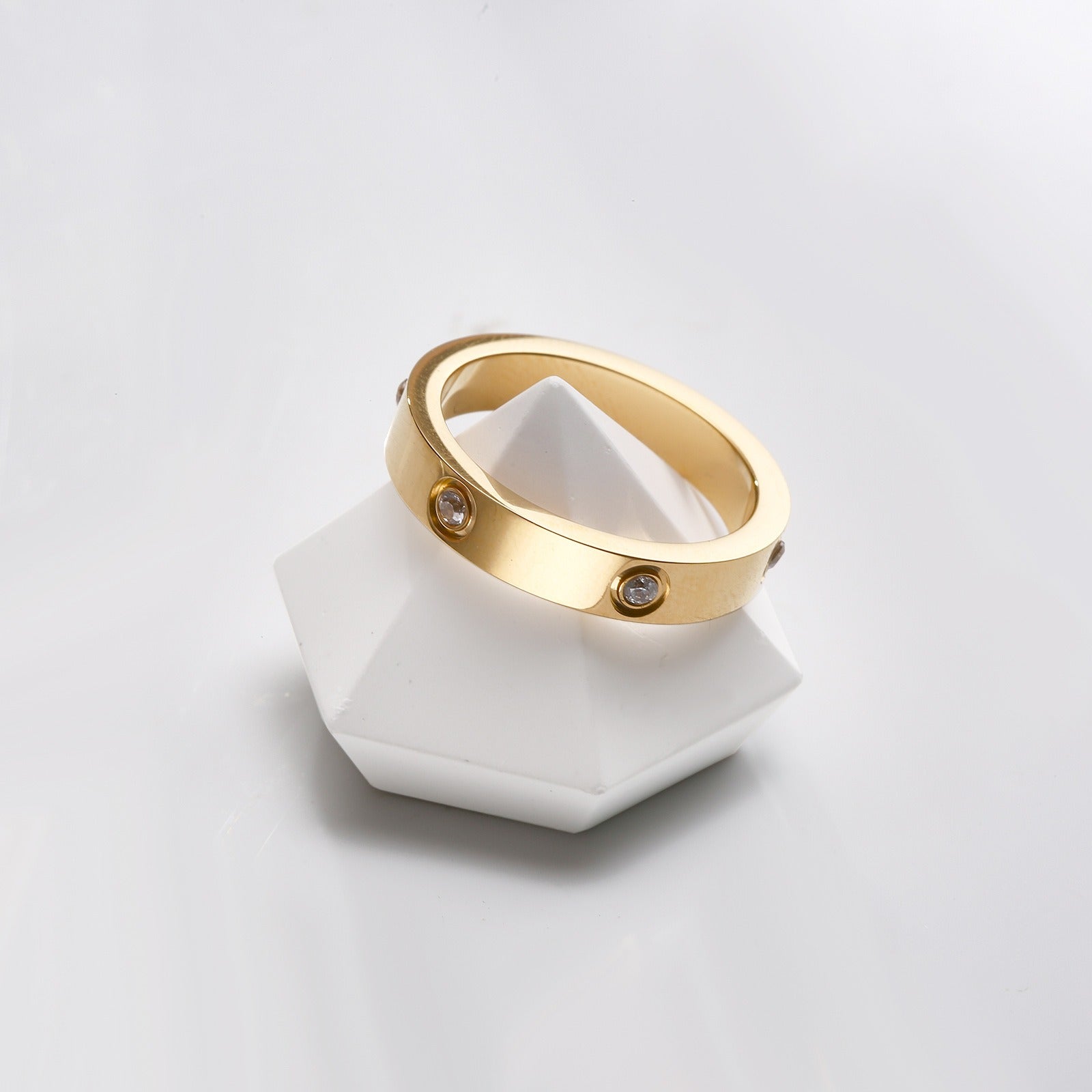 Livia – Titanring mit glitzernden Details