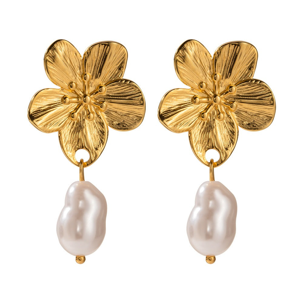 Ember – Ohrringe Blumenkreation mit goldenen Perlen