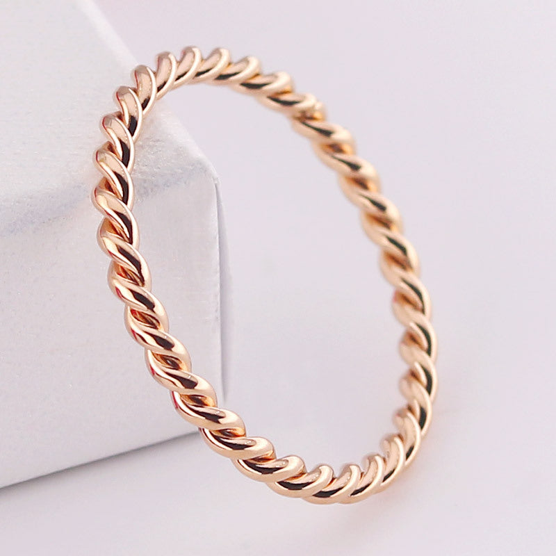 Rina – Gedrehter Ring aus Titanstahl