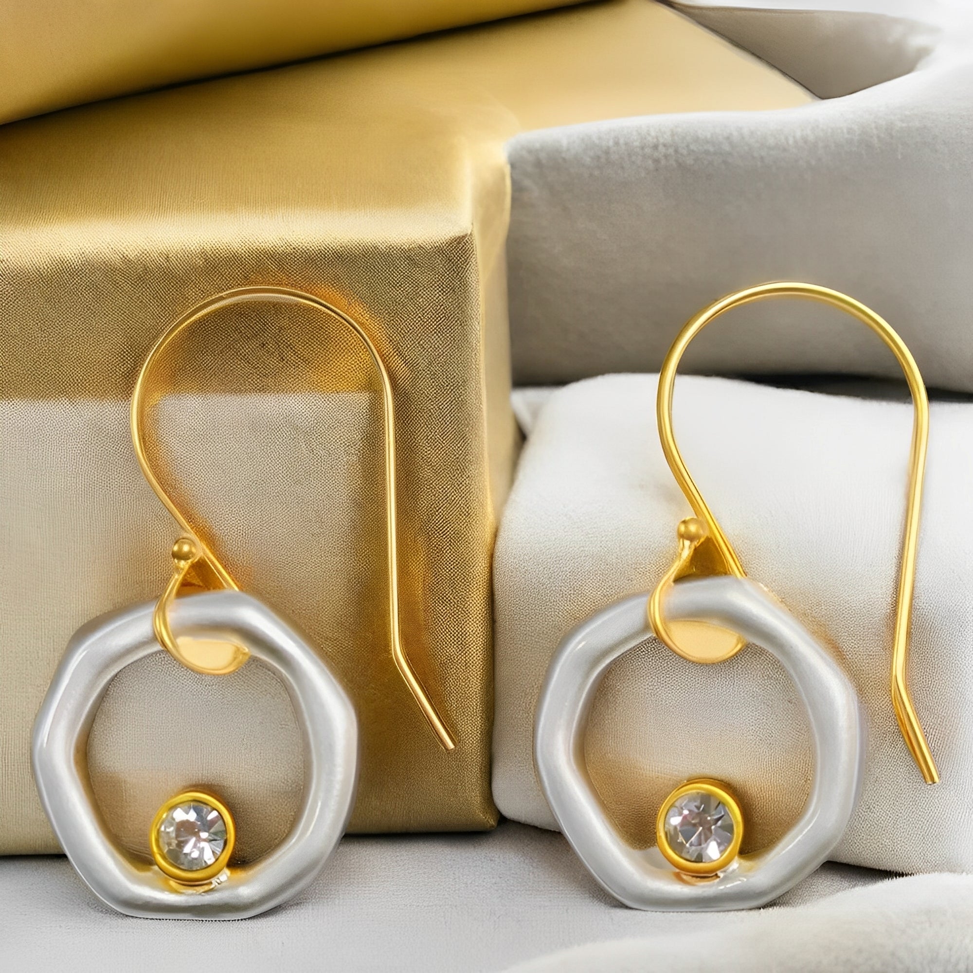 Vanya – Vintage-Ohrringe in Gold und Silber mit Zirkonia