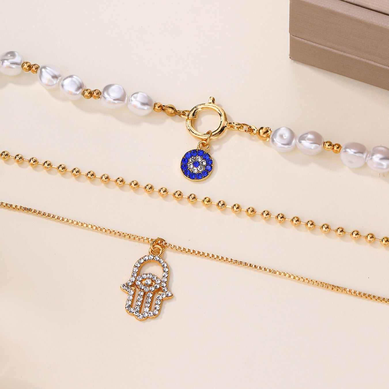 Jade – Collier Multi-niveaux Perle & Hamsa