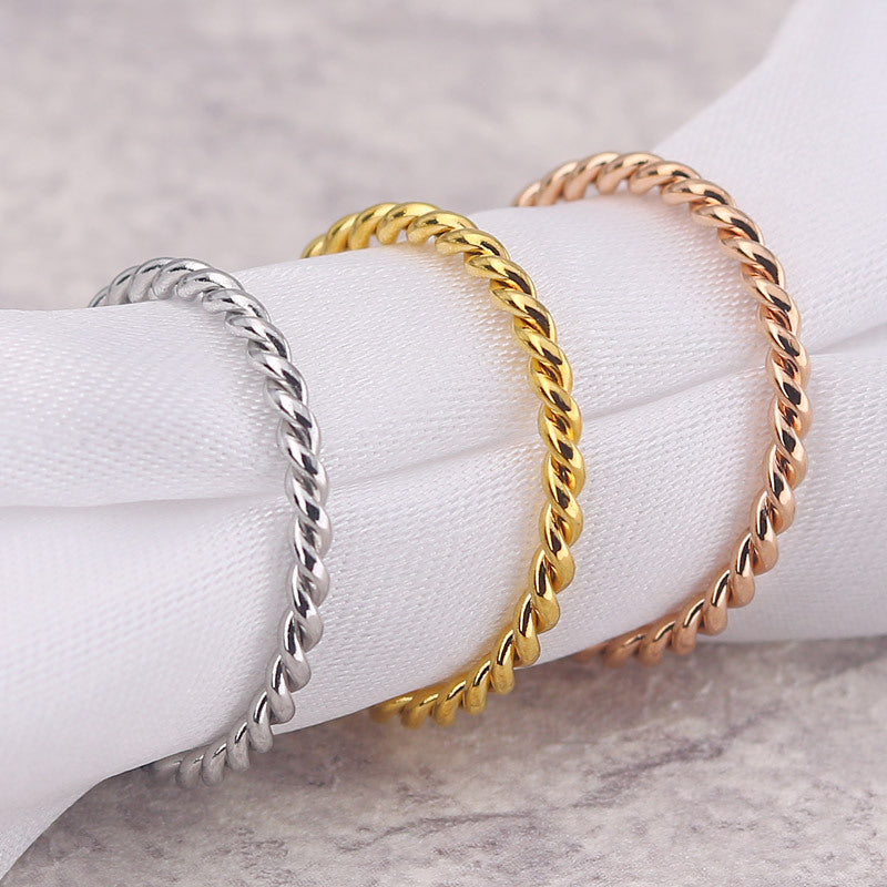 Rina – Gedrehter Ring aus Titanstahl