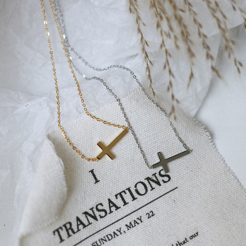 Nelly – Kette Minimalistisches Kreuz Gold