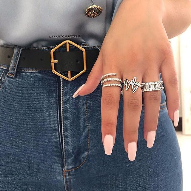 Ailee – Spiralförmiger Ring mit Kristallen besetzt