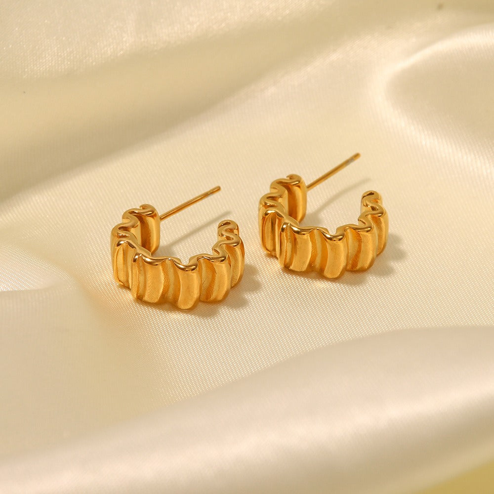 Amara – Ohrringe C von Falten mit Goldbeschichtung