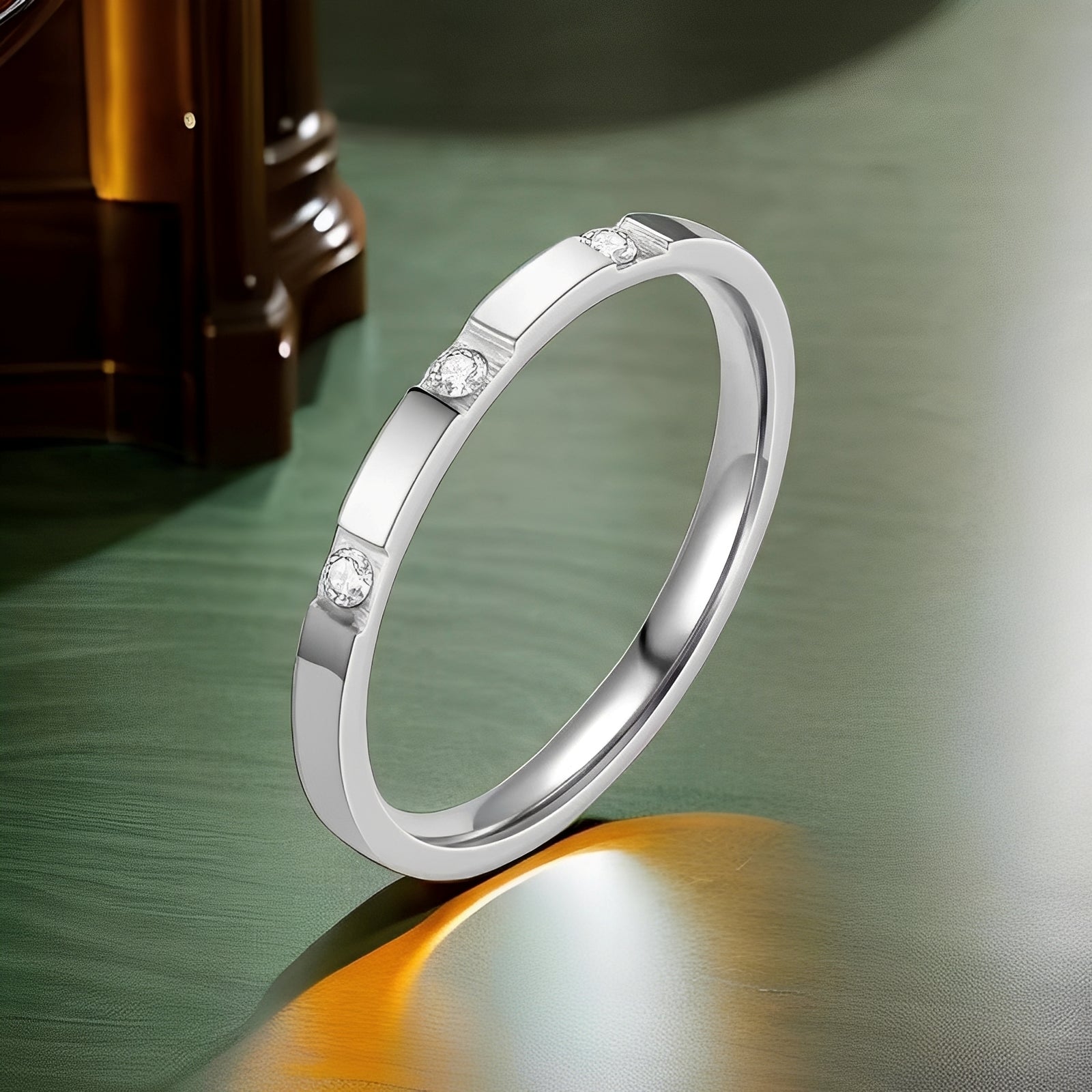 Naia – Minimalistischer Ring mit glitzernden Details