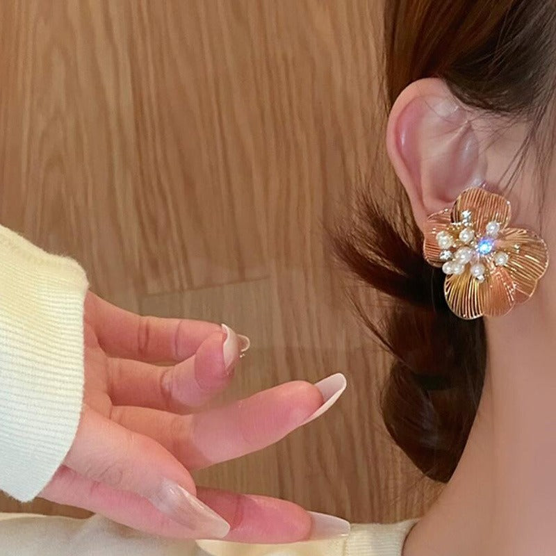 Jane – Ohrringe mit Gravierten Blumen und Perle