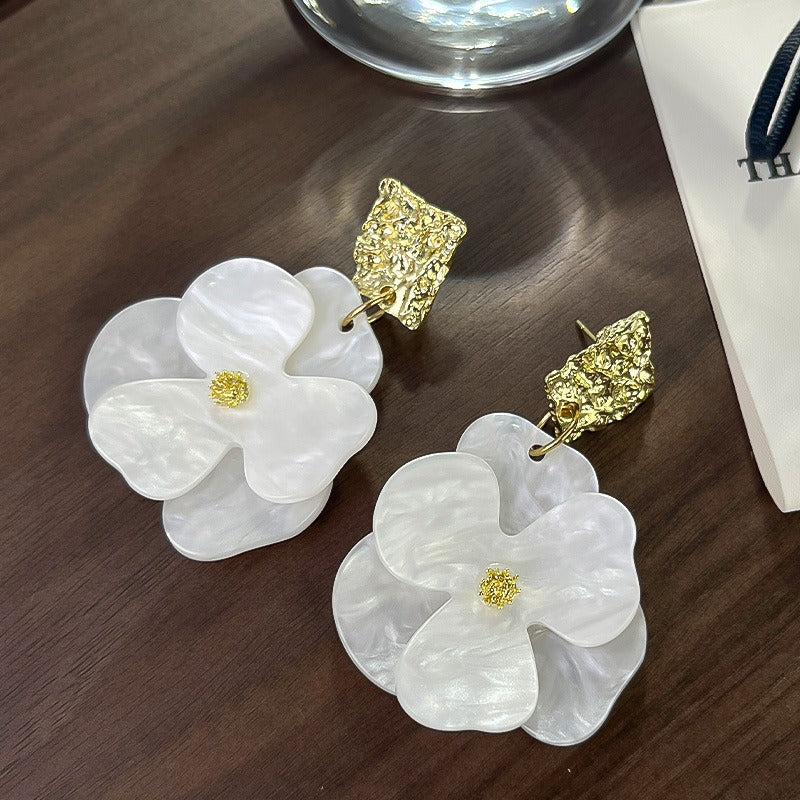 Kai – Hängende Blumenohrringe Gold