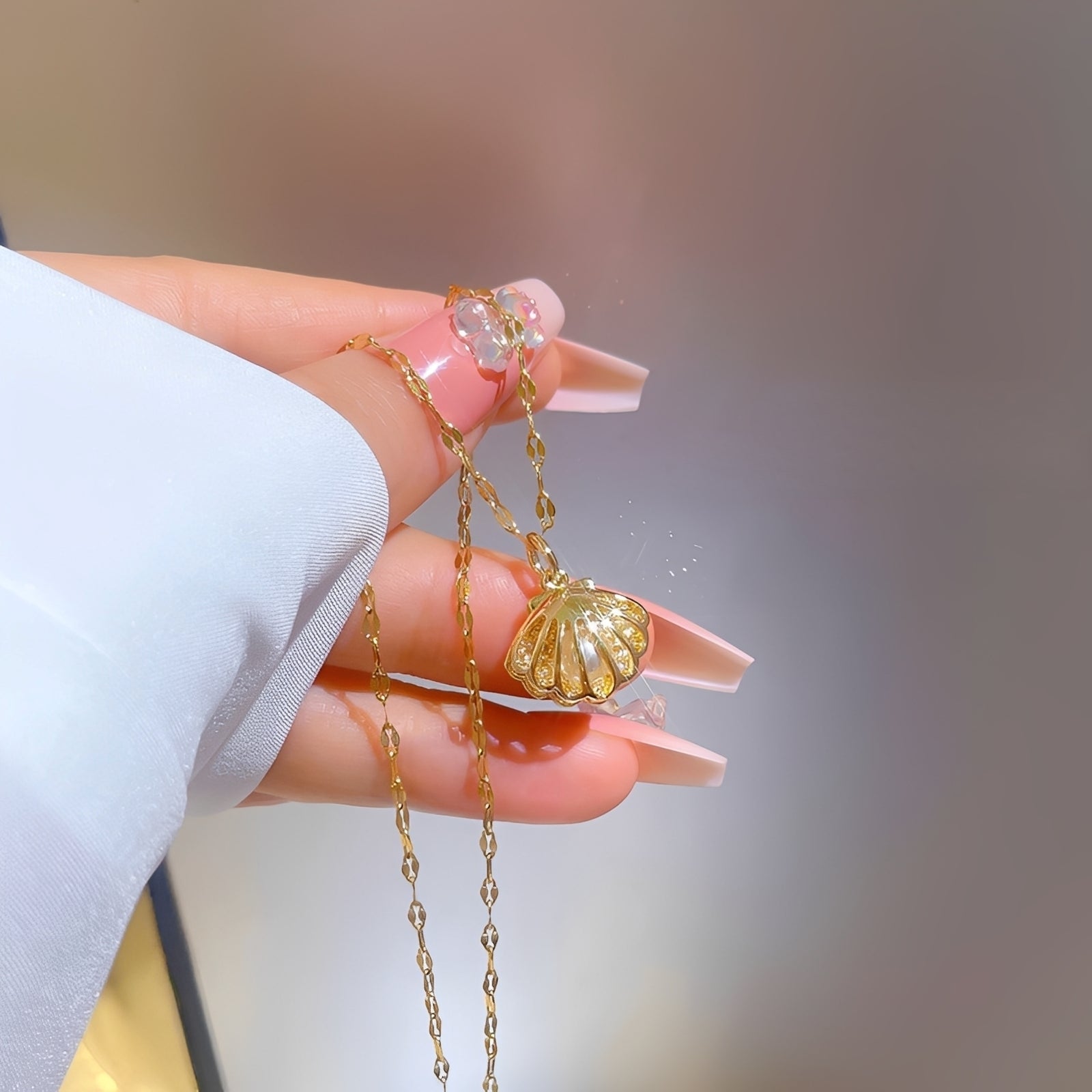 Celestine – Kette Mikro-Gefasst mit Zirkonen und Muschelperlen