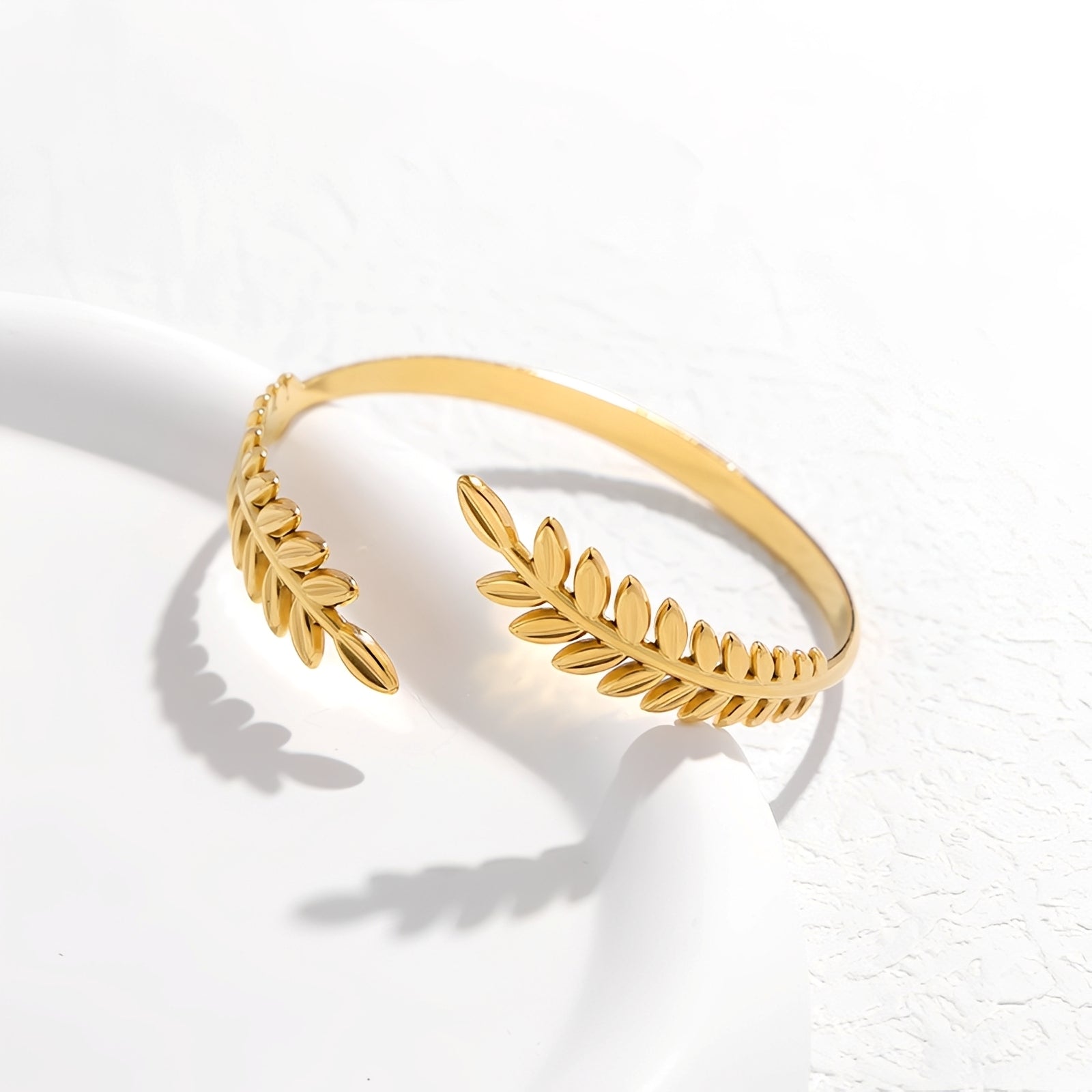 Selena – Elegantes offenes Armband mit Blättern