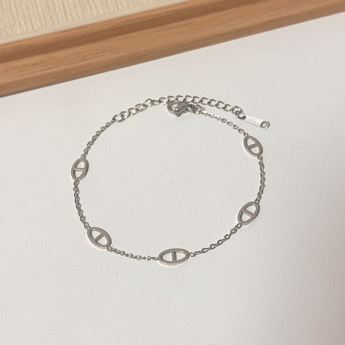 Ellen – Minimalistische moderne Eleganz-Armbanduhr