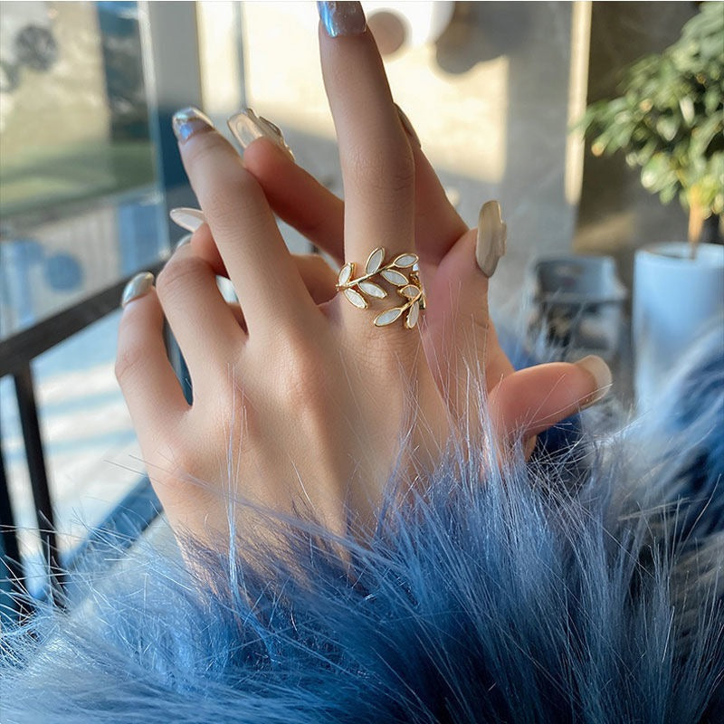 Ciara – Goldener Ring Blätter & Weißer Opal