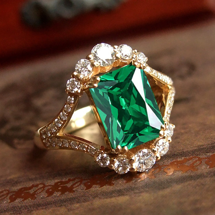 Elisova – Grenthal Goldener Ring mit Leuchtendem Stein