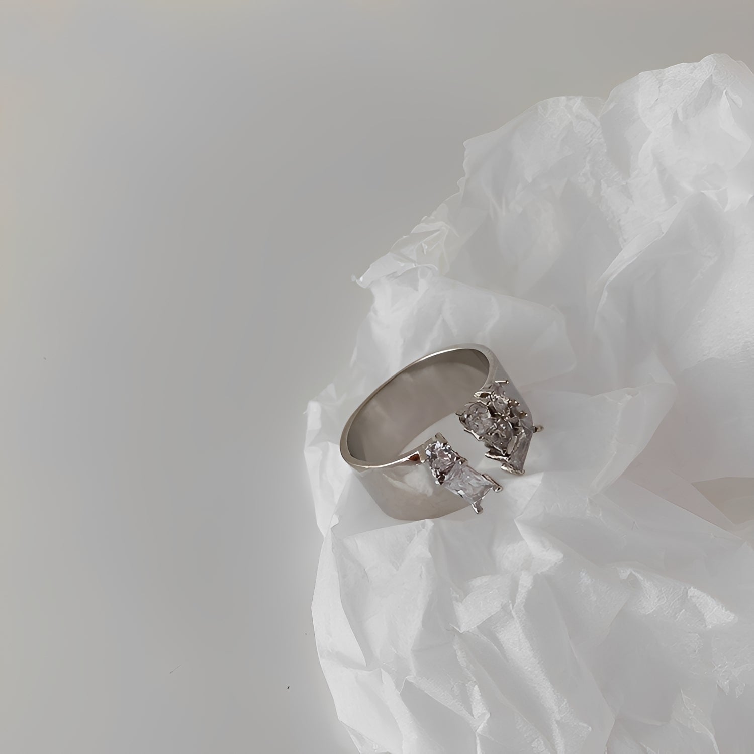 Alora – Minimalistischer unregelmäßiger Zirkonia-Ring