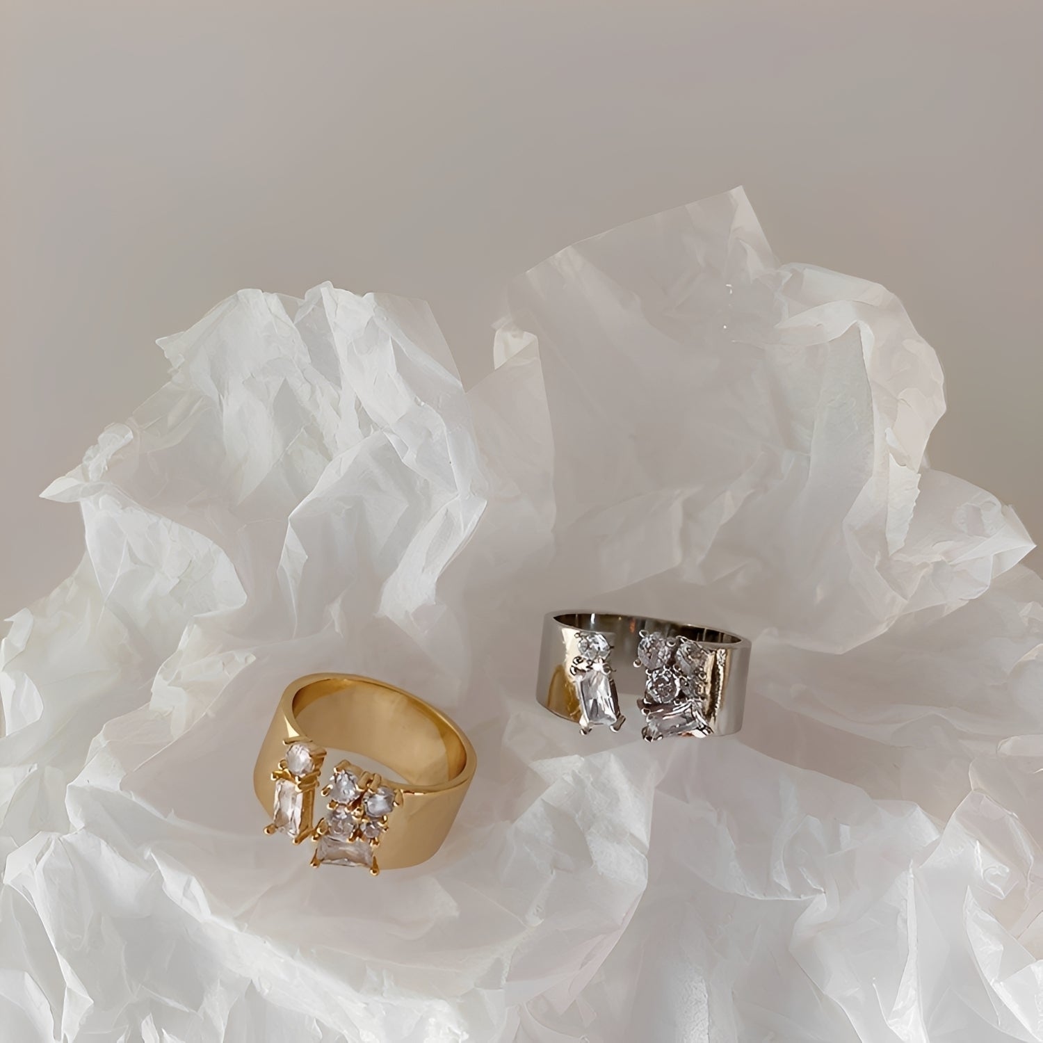 Alora – Minimalistischer unregelmäßiger Zirkonia-Ring