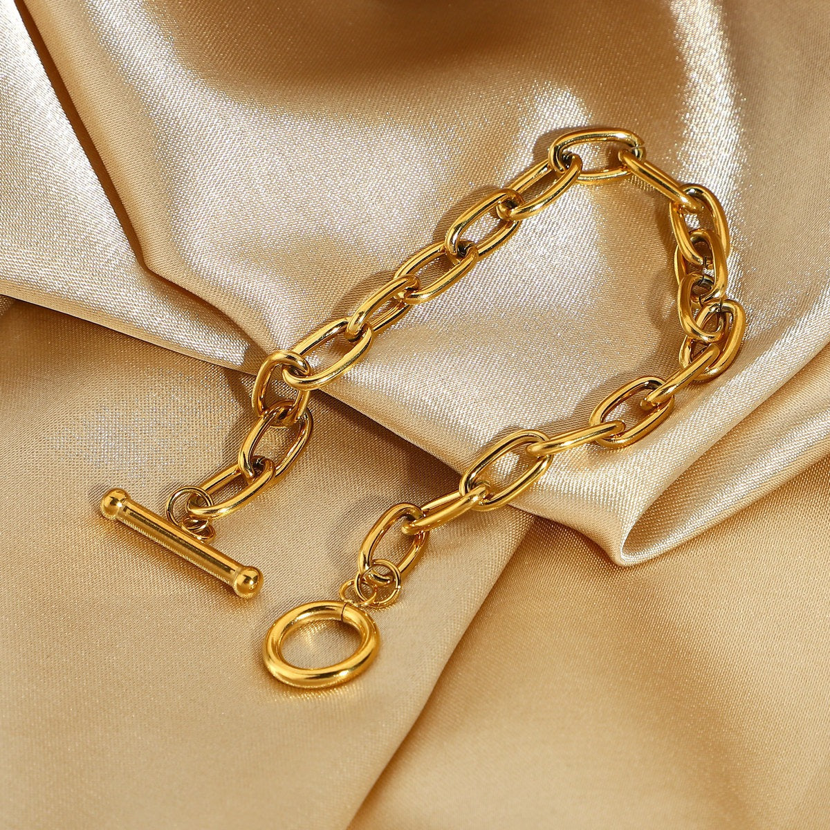 Bea – Klassisches Goldenes Paperclip-Armband