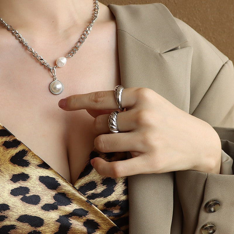 Kris – Retro-Industrieller Ring mit Wellenmuster